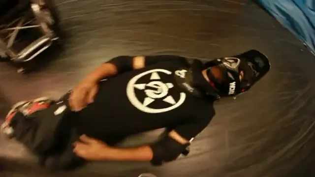 IN-CRE-DI-BIL! Primul om din lume care reuseste un dublu backflip in caruciorul cu rotile!